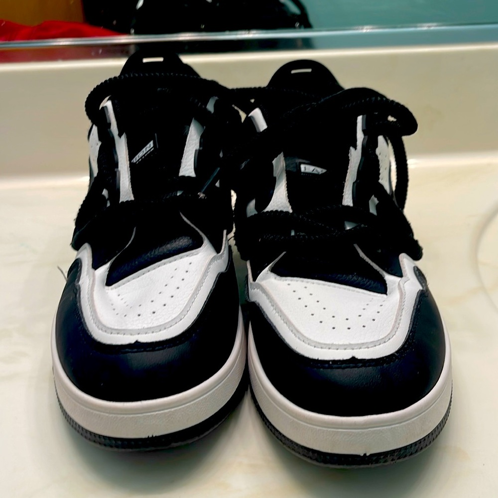 Fashion shoe originally and stylish